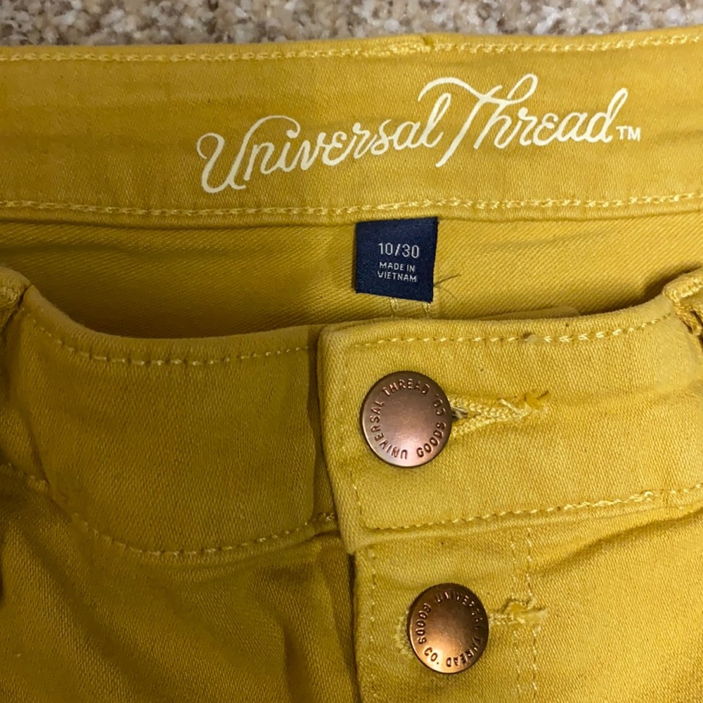 Size 10/30, Brand Universal Thread, Color Yellow